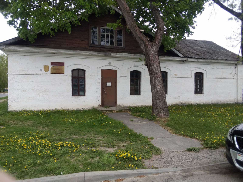 Одноэтажное кирпичное здание с пристройкой