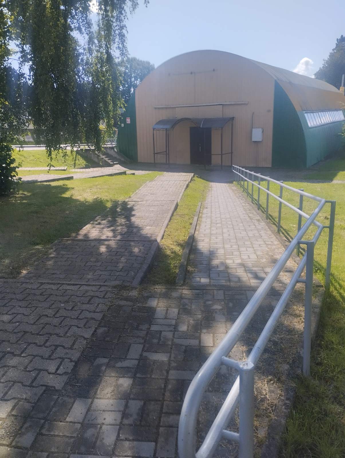 Магазин со стоянкой для автомобильного транспорта