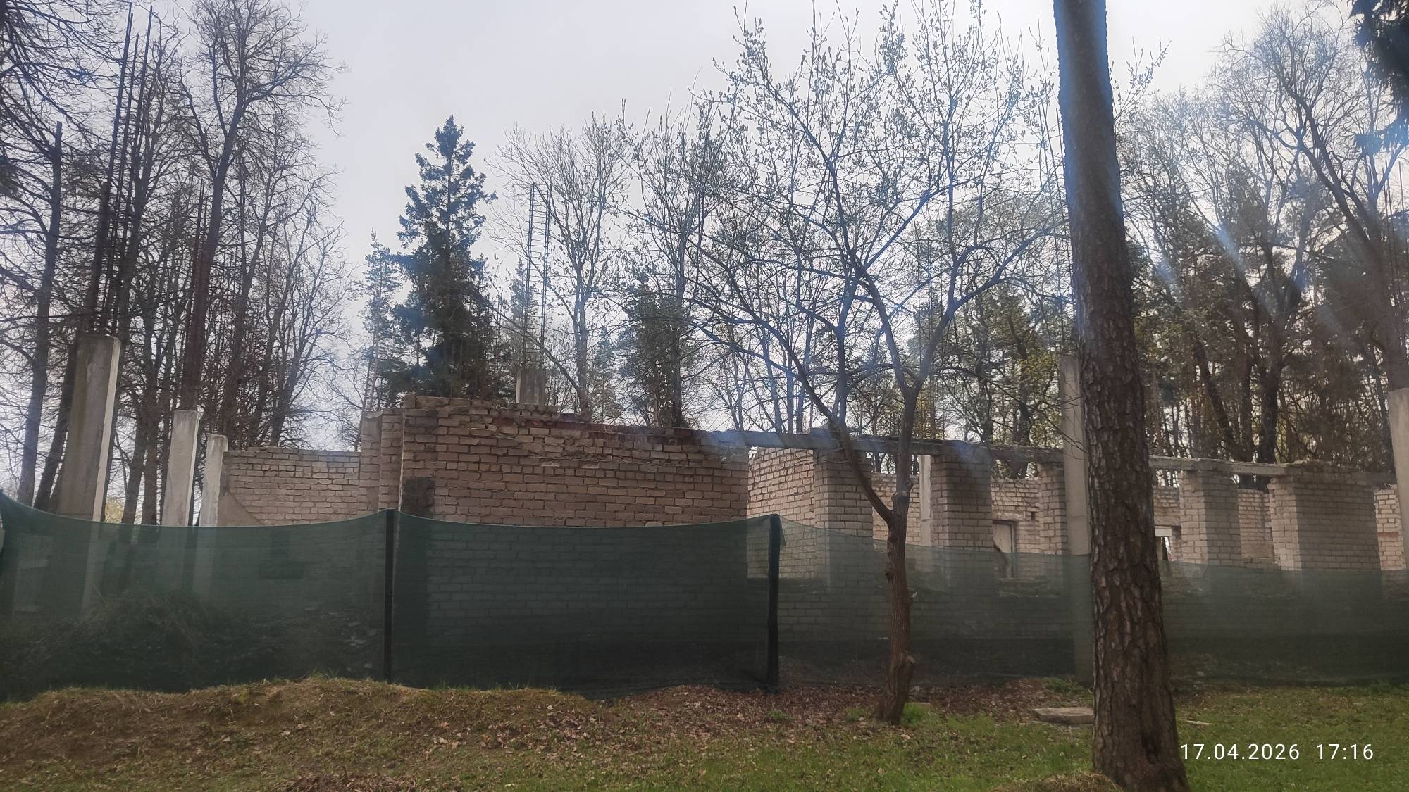 Капитальное строение с инвентарным номером 110/С-71379, общая площадь 412 м2 и право аренды земельного участка с кадастровым номером 141000000005003634