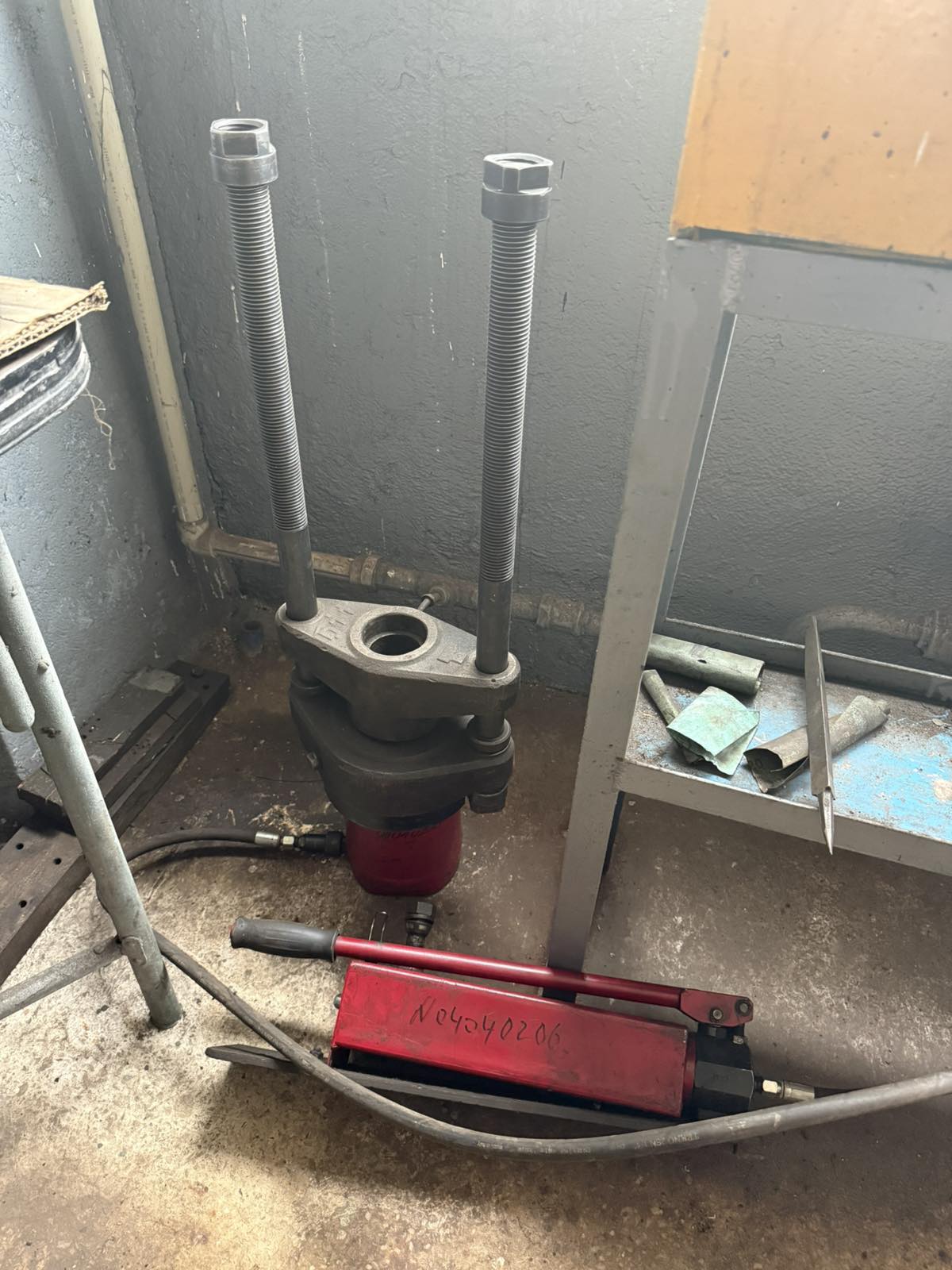 Съемник шкворней гидравлический для полуприцепов